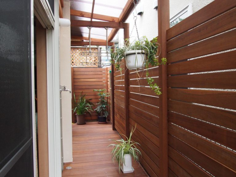 裏庭を彩るナチュラル・ウッドデッキ（ウリン材）