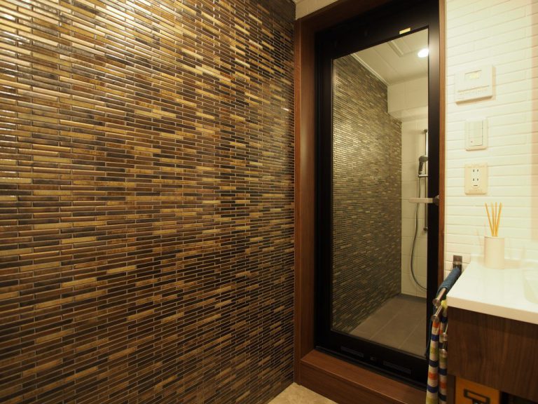 タイルが紡ぐモダンなバスルーム