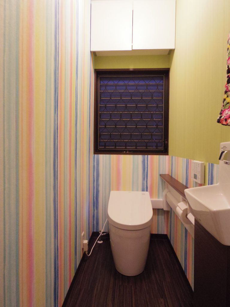 壁紙がポイント！ポップで楽しくなるトイレ