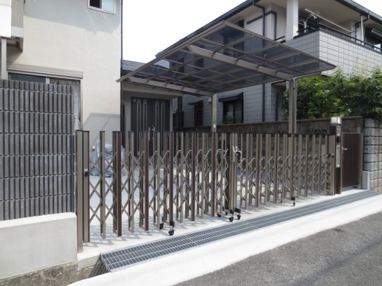 人と車の動線を分け、広々としたガレージ