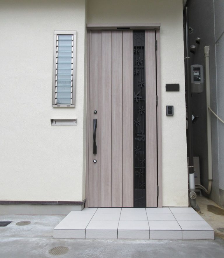 自然の風と光を感じられる玄関ドア LIXILジエスタ