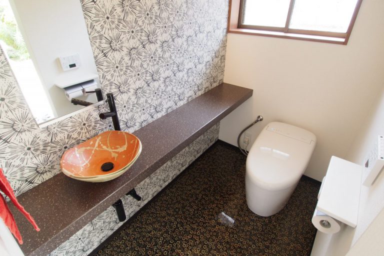 信楽焼がこだわり、和テイストのトイレ
